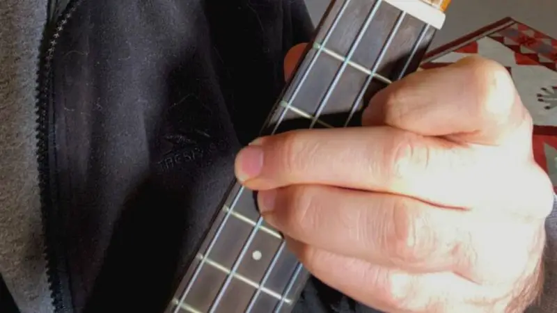 E major chord ukulele fingerings from in front